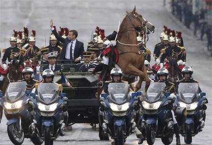 El desfile del presidente por Champs Elysees