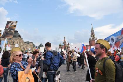 El desfile del Regimiento Inmortal crece año a año