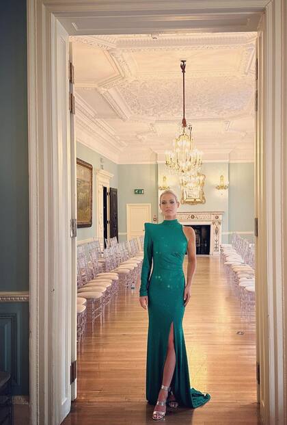 El desfile fue en Dartmouth House, la mansión georgiana ubicada en el barrio londinense de Mayfair. En un elegante ambiente, las sobrinas modelos de Lady Di, desfilaron sobre la pasarela con la colección otoño-invierno 2023 de Birch Jones.
