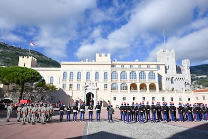 El desfile militar, en el patio del palacio.