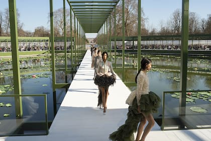 El desfile se desarrolló en una escenografía que recreaba un invernadero de cristal instalado en el Jardín de las Tullerías