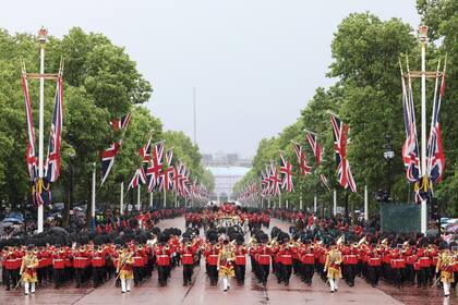 El desfile se remonta al reinado de Jorge II en el siglo XVIII y participan 1400 soldados, 200 caballos y 400 músicos.
