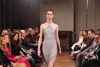 El desfile tuvo 50 pasadas. "Fue un desafío muy grande. Son muchos diseños para para lo que yo estoy acostumbrada a presentar en mis desfiles que, en general, han sido de entre 30 o 40 vestidos. La dificultad, radica, sobre todo en que cada uno de mis vestidos está hecho de forma artesanal, única, con moldería artesanal, con muchas manos trabajando y muchas horas para poder lograr cada uno de los diseños”, asegura Romano