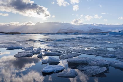 El deshielo del Ártico se acelera más de lo previsto; una alternativa de corto plazo para reducir el impacto del calentamiento global plantea cubrirlo de microesferas de vidrio