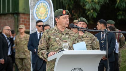 El designado ministro de Defensa, teniente general Carlos Alberto Presti, en la presentación del los nuevos vehículos blindados para el Ejército