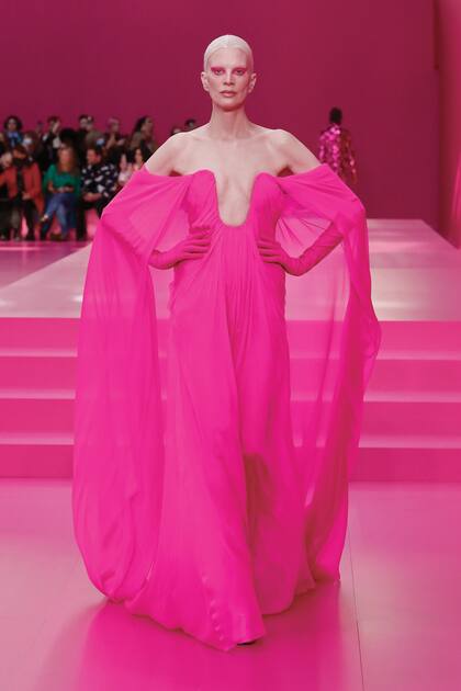 El designer italiano Pierpaolo Piccioli pintó de rosa la mitad de su colección para Valentino, además del set. En el backstage,  contó que apostó por looks “monotonales” (la otra mitad de la propuesta fue en negro) para que el público se concentrara en las siluetas y los detalles.