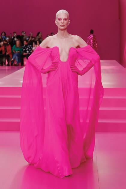 El designer italiano Pierpaolo Piccioli pintó de rosa la mitad de su colección para Valentino, además del set. En el backstage, contó que apostó por looks “monotonales” (la otra mitad de la propuesta fue en negro) para que el público se concentrara en las siluetas y los detalles.