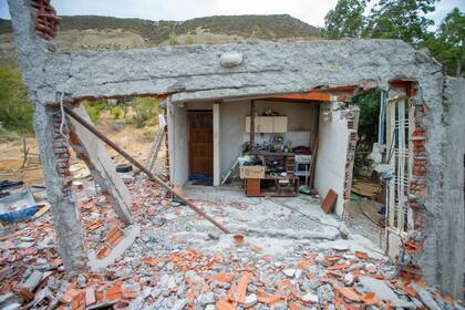 El deslizamiento de la ladera provocó daños estructurales severos y derivó en la declaración oficial de emergencia geológica por un plazo inicial de 90 días