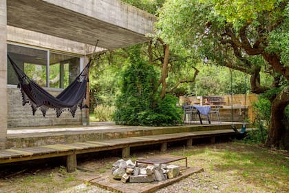 El desnivel de alturas de la galería permite usar el perímetro de madera como banco.