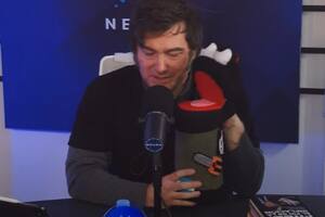 El desopilante video de Milei con una marioneta en plena entrevista.