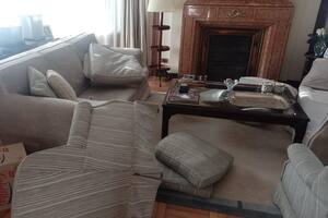 El desorden del living del primer piso de la casa del matrimonio Del Río; detrás del sillón de la izquierda se ven las cajas embaladas por la pronta mudanza; junto al sillón de la derecha se encontró el casquillo de una bala