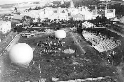 El despegue de globos aerostáticos era frecuente en el campo de deportes del Pabellón de las Rosas