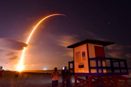 El despegue de SpaceX de Cabo Cañaveral visto desde Cocoa Beach, Florida