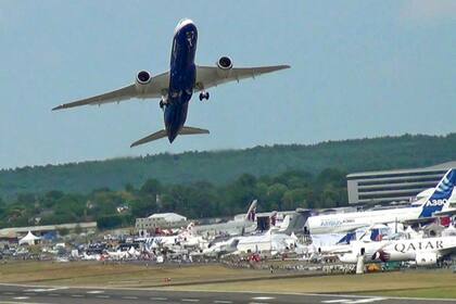 El despegue de un Boeing 787 Dreamliner, uno de los modelos que estuvo involucrado en un incendio de unas baterías de litio en 2013