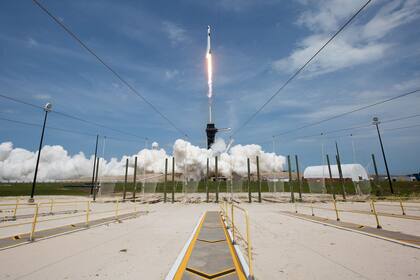 El despegue del sábado fue el primero en el que un cohete Falcon 9 llevó una cápsula Crew Dragon (fabricados por SpaceX) con dos astronautas de la NASA a bordo