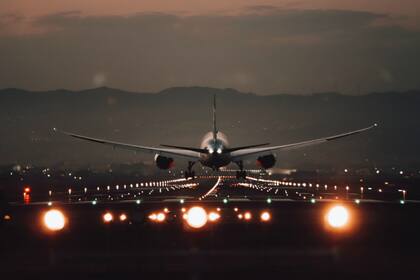 El despegue y el aterrizaje son momentos clave donde los pasajeros deben estar atentos a las indicaciones de la tripulación