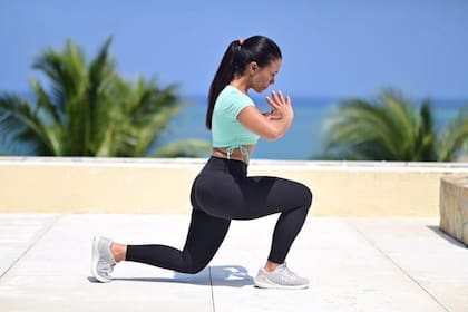 El desplante se debe mantener durante mínimo 30 segundos en cada lado.