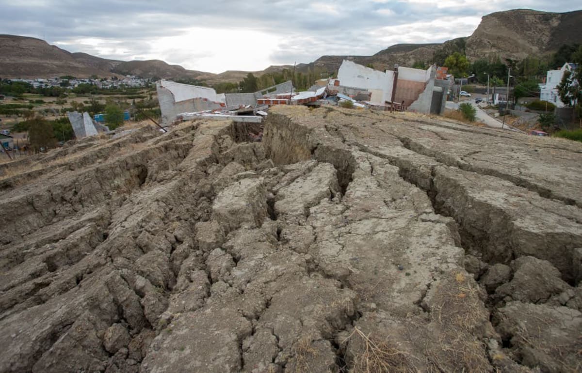 Pânico em Comodoro Rivadavia após deslizamento de terra forçar a evacuação de mais de 90 famílias Pânico em Comodoro Rivadavia após deslizamento de terra forçar a evacuação de mais de 90 famílias