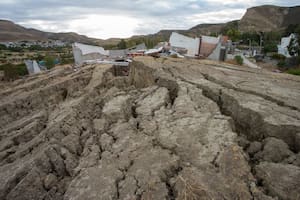 Alerta en Comodoro Rivadavia por el desplazamiento de un cerro que obligó a evacuar a más de 90 familias