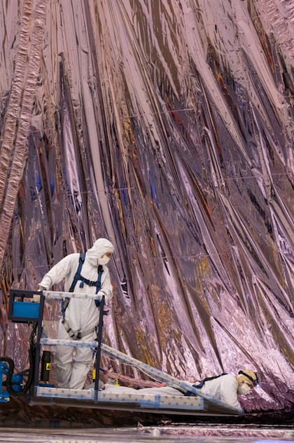 El despliegue de las cinco capas de membrana superdelgada que componen el parasol es uno de los momentos más complicados