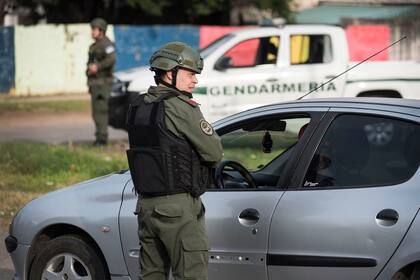 El despliegue empezó el lunes tibiamente en los barrios Municipal y La Tablada, algunos de los escenarios donde arrecia la guerra entre los clanes Funes y Caminos, responsables de buena parte de los homicidios que hicieron saltar las estadísticas