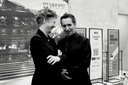El destacado fotógrafo colombiano Oscar Perfer junto a la pianista española María José de Bustos
