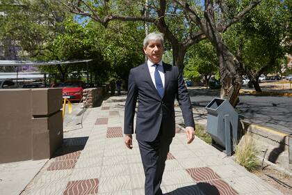 El destituído juez federal, Walter Bento, llegando a los tribunales federales de Mendoza