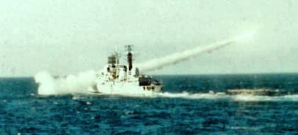 El destructor británico HMS Coventry dispara un Sea Dart
