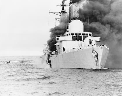 El destructor (D-80) HMS Sheffield alcanzado por un misil Exocet se convirtió en la primera unidad naval británica puesta "fuera de combate" en la guerra de Malvinas. (Royal Navy).