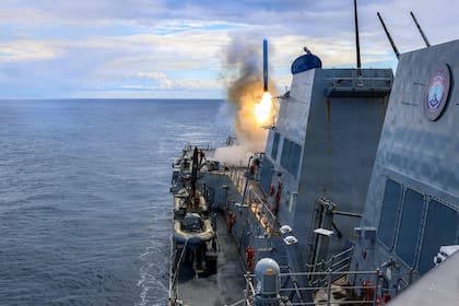 El destructor de misiles guiados de la clase Arleigh Burke, USS Thomas Hudner (DDG 116), disparando un misil de ataque terrestre Tomahawk en apoyo de la Operación Furia Épica el 1 de marzo de 2026.
