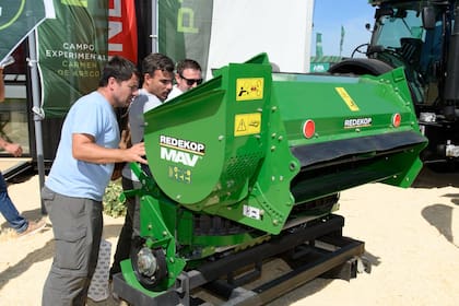 El destructor de semillas de malezas se monta en la cosechadora y actúa sobre la granza