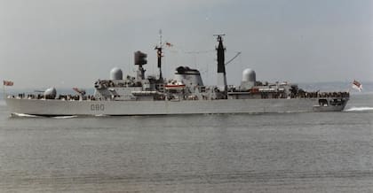 El destructor HMS Sheffield navegando frente a las costas del Reino Unido antes del inicio del conflicto en el Atlántico Sur. (Imperial War Museum).
