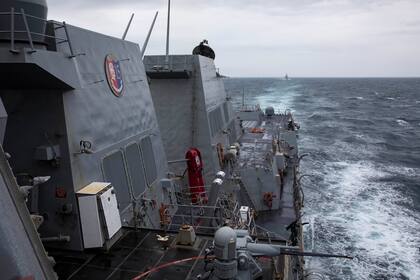 El destructor USS Ralph Johnson (DDG 114), de clase Arleigh Burke, realiza una misión rutinaria por el estrecho de Taiwán, el 9 de septiembre de 2023. (Soldado de 1ra clase especialista en comunicación Jamaal Liddell/Armada de Estados Unidos vía AP)