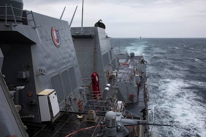 El destructor USS Ralph Johnson realiza una misión rutinaria por el estrecho de Taiwán, en medio de las tensiones con China