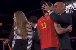 Estalló el ministro de Deportes de España: "Es inaceptable besar en los labios a una jugadora para felicitarla"