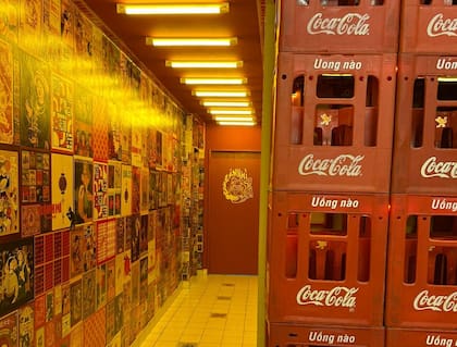 El detalle asiático de los cajones de gaseosas y el hipnótico empapelado vietnamita