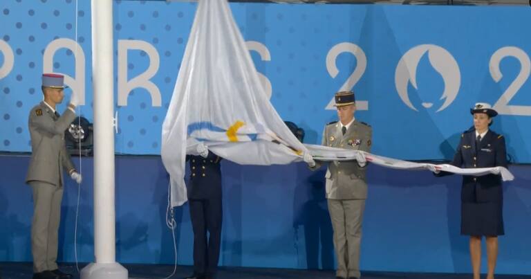 El detalle del izamiento de la bandera de los Juegos Olimpicos LA NACION