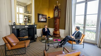 El detalle de la fotografía extra grande de Máxima y sus hijas en el escritorio del rey Guillermo