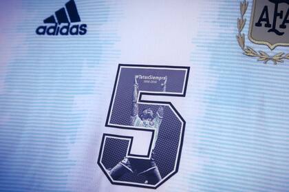 El detalle de la imagen del Tata Brown en la camiseta nacional