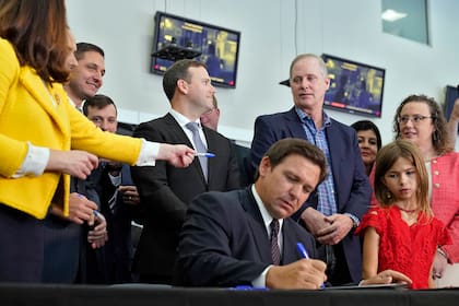 El detalle de la nueva ley que firmó el gobernador Ron DeSantis y beneficia a jubilados despedidos de Florida (AP Foto/Chris O'Meara)