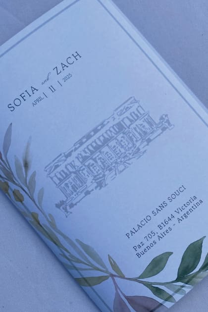 El detalle de la participación a la boda. Para agasajar a los amigos de los novios llegados desde todo el mundo y a los familiares de Zach, que viajaron desde Australia, el día anterior hubo un cóctel de bienvenida en el Roof Top del Hotel Alvear.