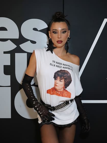 El detalle de la remera con la icónica frase de Esperando la carroza (Foto: Instagram @lasobrideperez)