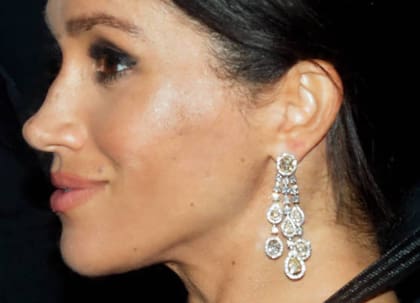 El detalle de las piedras preciosas de los aros en una imagen de Meghan Markle yendo a la fiesta de 70 años de su suegro en 2018