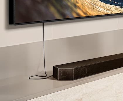 El detalle de los parlantes de una barra de sonido Samsung Q990D