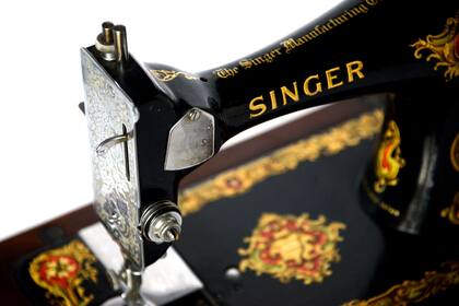 El detalle de una máquina de coser Singer clásica