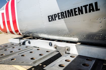 El detalle de uno de los aviones alistado para la prueba