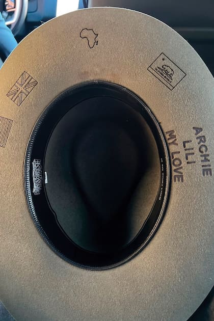 El detalle del sombrero de Harry, con los nombres de sus amores.