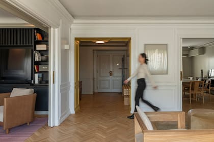 El detalle en amarillo en el marco suma carácter a la recepción y el living.