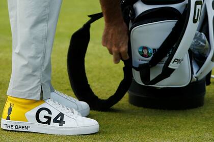 El detalle en la zapatilla, con la imagen del trofeo del British Open: la Claret Jug