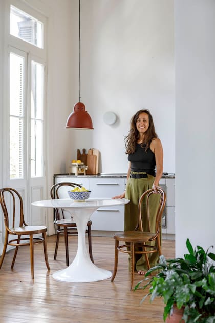 El detalle: la sencilla colgante roja, otro elemento liviano.